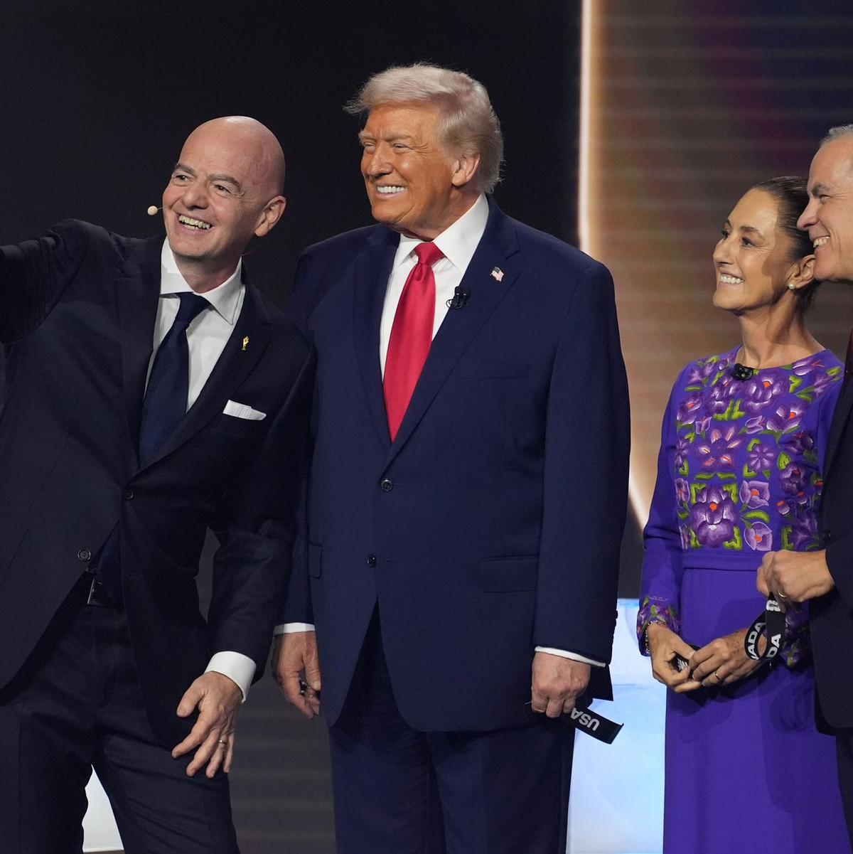 FIFA-Präsident Gianni Infantino (l-r) macht ein Selfie mit US-Präsident Donald Trump, der mexikanischen Präsidentin Claudia Sheinbaum und dem kanadischen Premierminister Mark Carney. (Archivbild) - Foto: Evan Vucci/AP/dpa