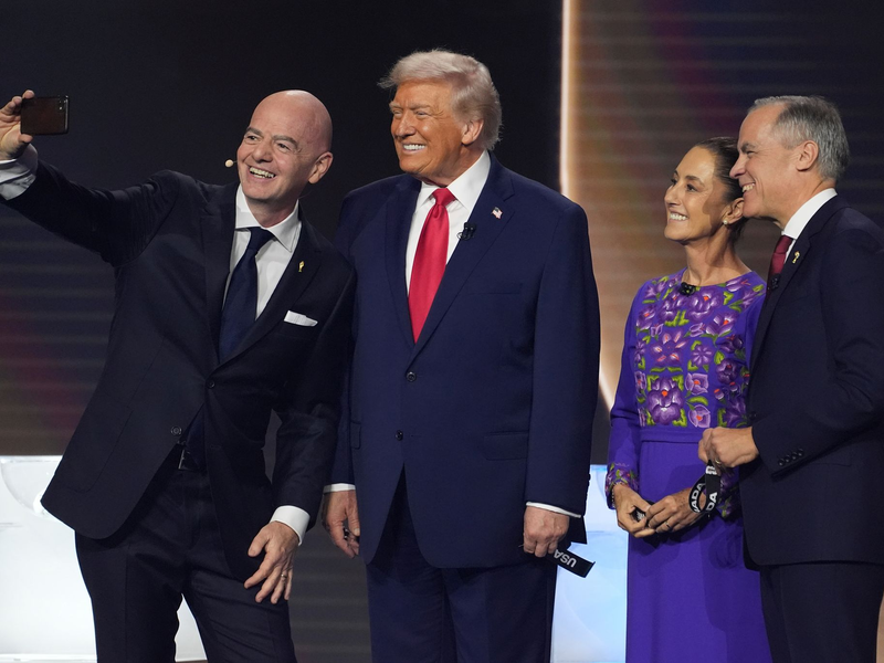 FIFA-Präsident Gianni Infantino (l-r) macht ein Selfie mit US-Präsident Donald Trump, der mexikanischen Präsidentin Claudia Sheinbaum und dem kanadischen Premierminister Mark Carney. (Archivbild) - Foto: Evan Vucci/AP/dpa