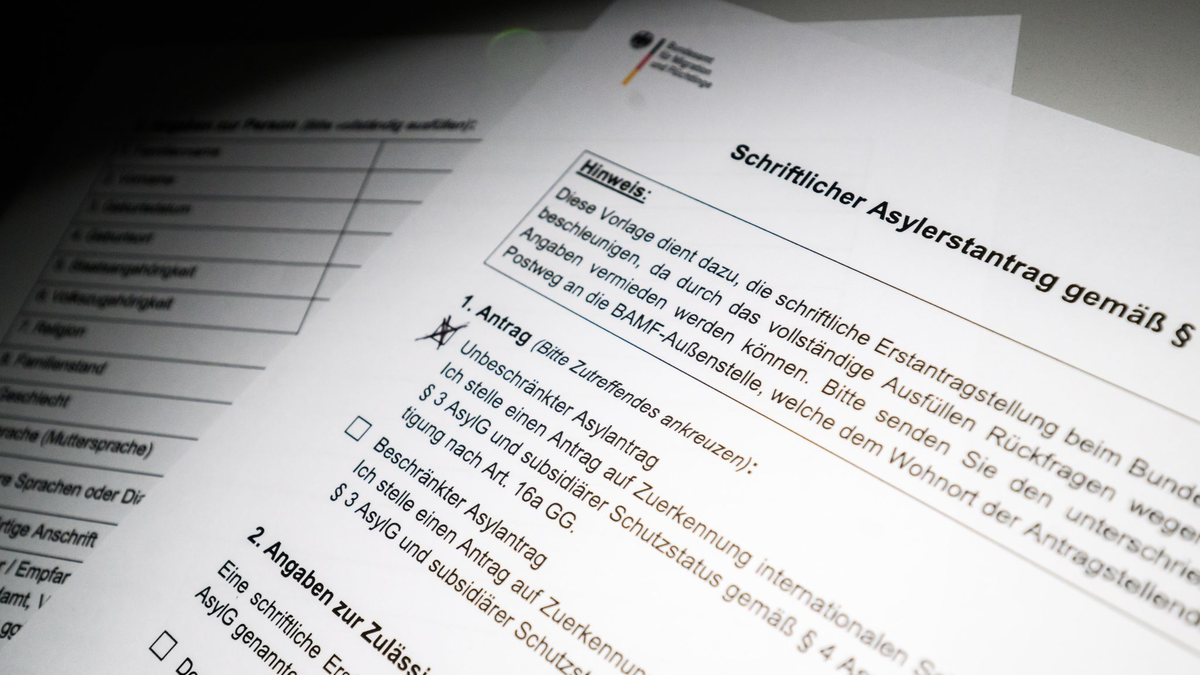 Die Zahl der in Deutschland gestellten Asylanträge ging 2025 deutlich zurück. (Illustration) - Foto: Julian Stratenschulte/dpa