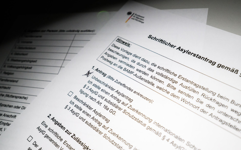 Die Zahl der in Deutschland gestellten Asylanträge ging 2025 deutlich zurück. (Illustration) - Foto: Julian Stratenschulte/dpa