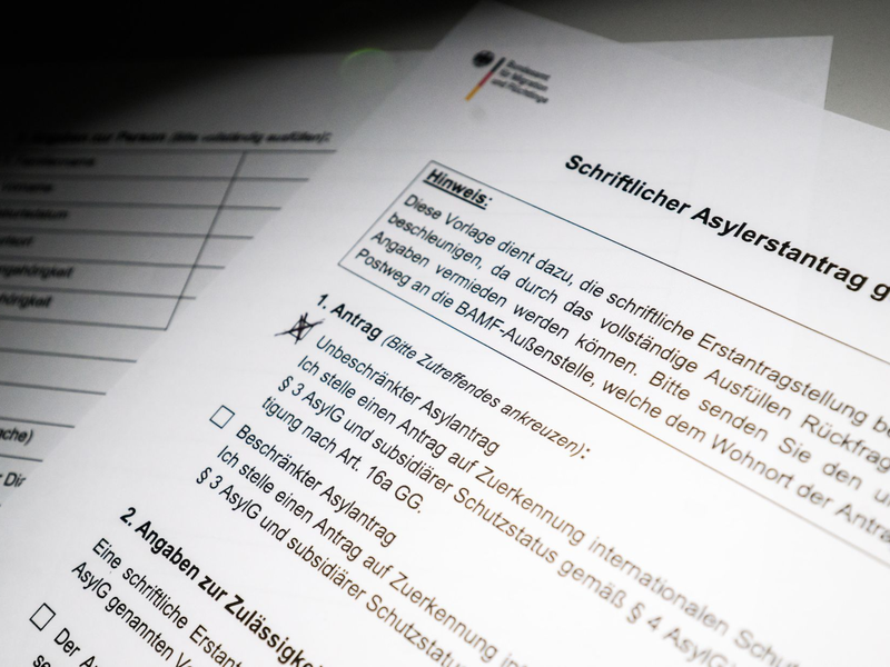Die Zahl der in Deutschland gestellten Asylanträge ging 2025 deutlich zurück. (Illustration) - Foto: Julian Stratenschulte/dpa