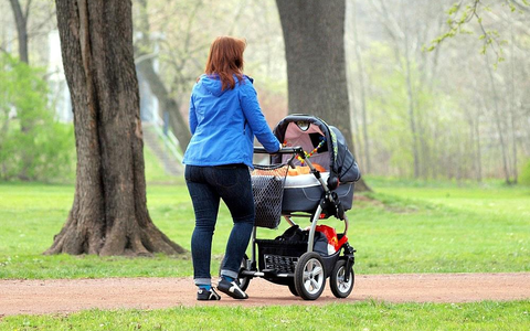 Mutter mit Kinderwagen (Archiv) - Foto: via dts Nachrichtenagentur