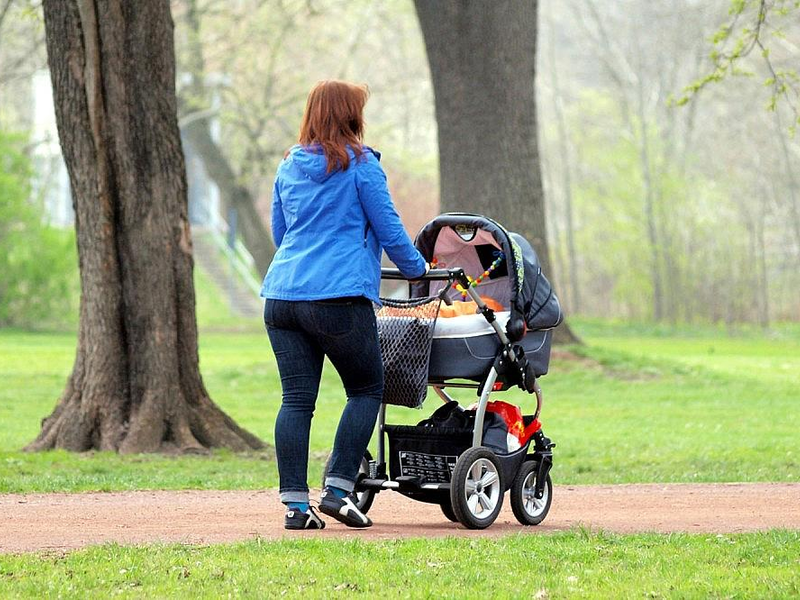 Mutter mit Kinderwagen (Archiv) - Foto: via dts Nachrichtenagentur