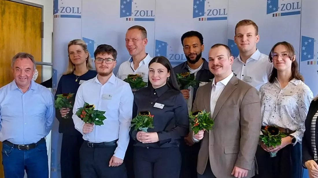 HZA-BS: Hauptzollamt Braunschweig heißt acht duale Studenten für den Studiengang Bachelor of Laws (LL.B.) willkommen - Bild: presseportal.de