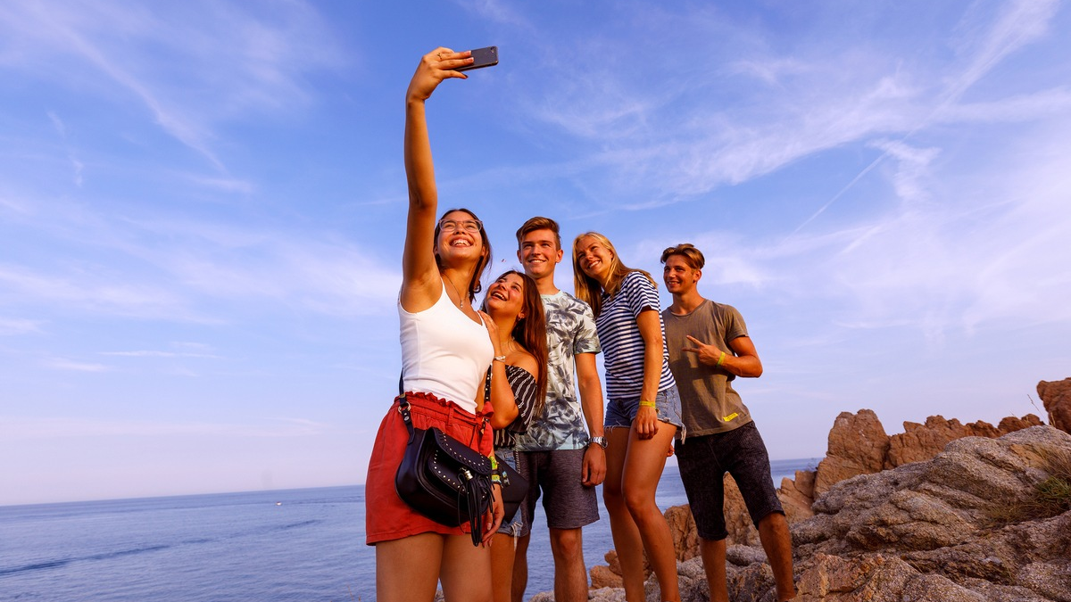 Social-Media-Verbot würde Realitäten verfehlen / Neue Jugendstudie von ruf Jugendreisen zeigt: Schutz ja - Pauschalverbote nein - Foto: presseportal.de