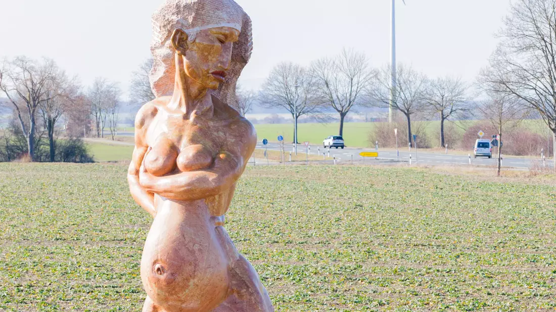 Die Skulptur ist von der Straße aus gut zu sehen. - Bild: Julian Stratenschulte/dpa