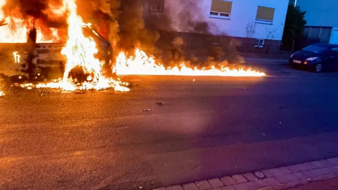 FW Lehrte: PKW gerät während der Fahrt in Brand - Bild: presseportal.de