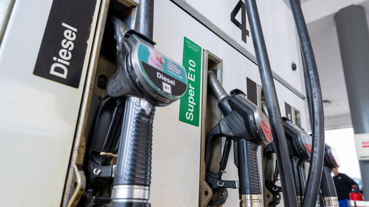 Diesel ist derzeit wieder teurer als Super E10 - auch das ist eine Folge des Iran-Krieges.  - Foto: Peter Kneffel/dpa