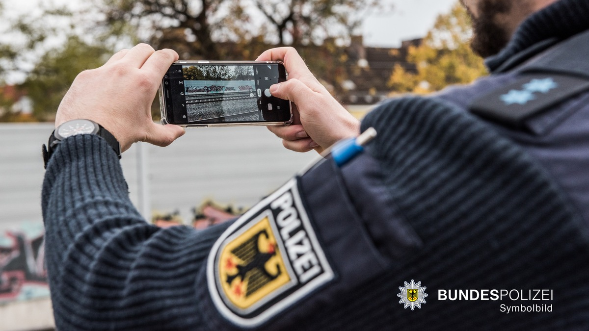 Bundespolizeidirektion München: Sprayer zwischen München und Augsburg verursachen Streckensperrung / Zugverkehr zeitweise erheblich beeinträchtigt - Foto: presseportal.de