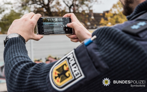 Bundespolizeidirektion München: Sprayer zwischen München und Augsburg verursachen Streckensperrung / Zugverkehr zeitweise erheblich beeinträchtigt - Foto: presseportal.de