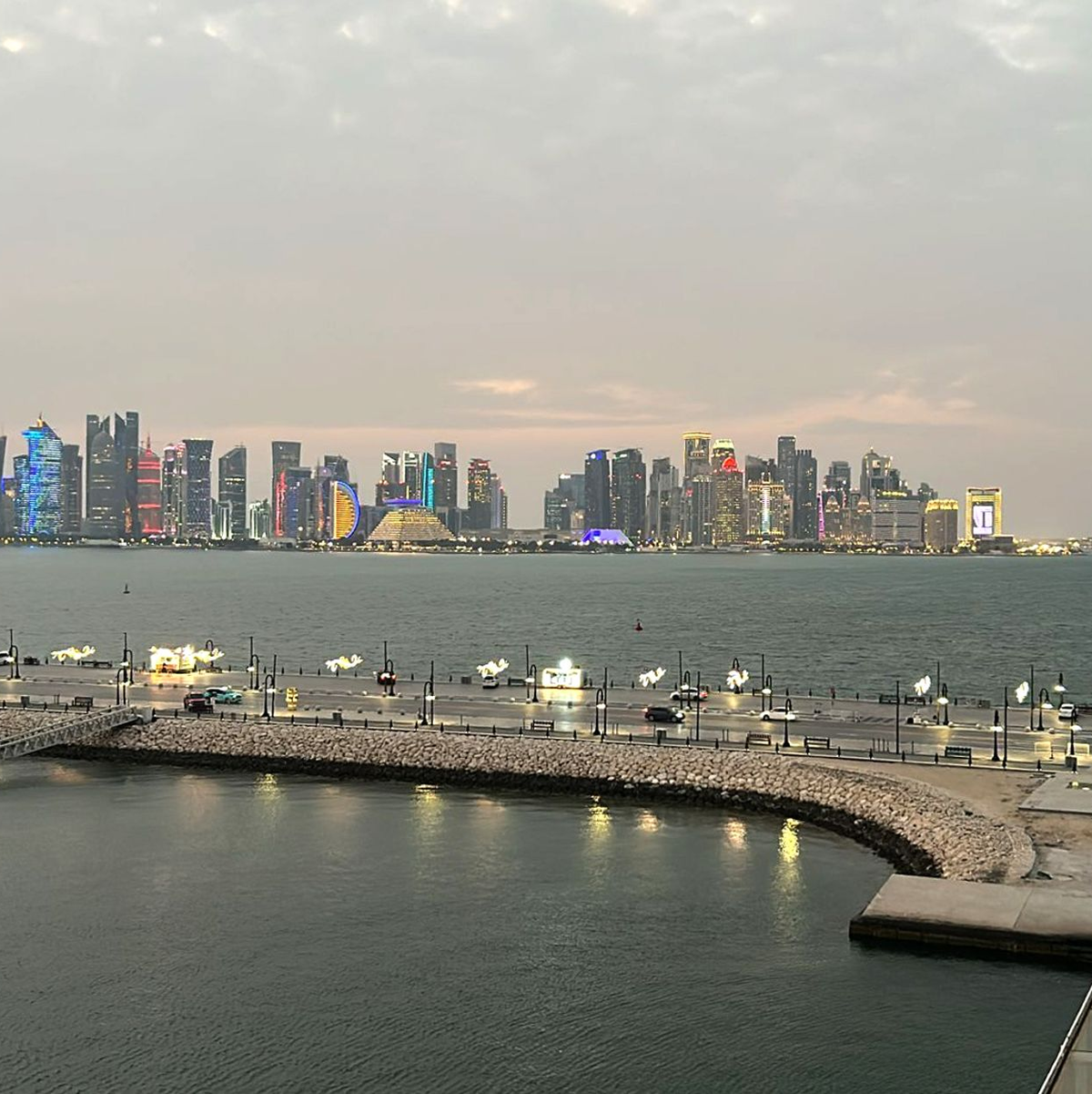 Blick auf die Skyline von Doha. Hier liegt das Kreuzfahrtschiff «Mein Schiff 5» aufgrund des Iran-Krieges im Hafen fest. - Foto: Lana Dörrer/privat/dpa