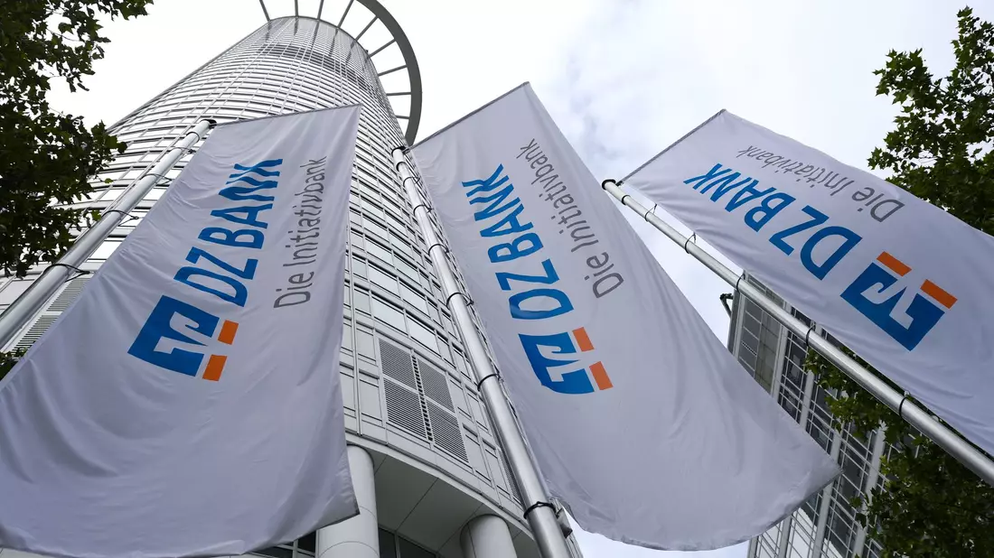 Die DZ Bank macht einen Gewinnsprung auf Rekordniveau (Archivbild) - Bild: Arne Dedert/dpa