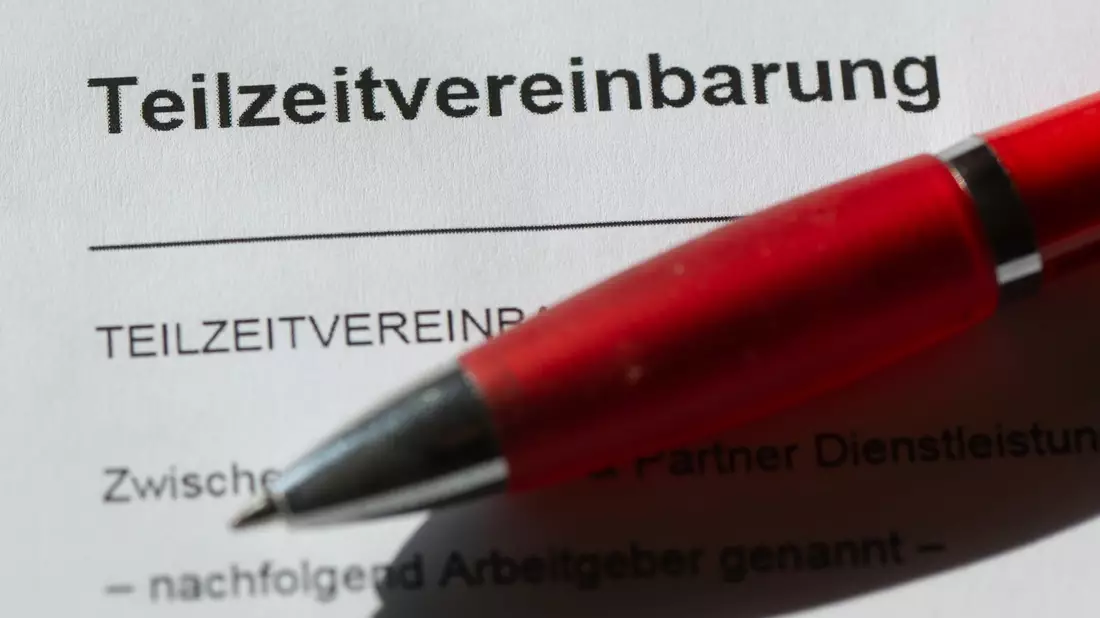Die Beschäftigung in Branchen mit einem hohen Teilzeitanteil wie dem Gesundheits- und Sozialwesen nahm laut IAB im vergangenen Jahr zu. - Bild: Sebastian Kahnert/dpa