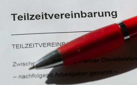 Die Beschäftigung in Branchen mit einem hohen Teilzeitanteil wie dem Gesundheits- und Sozialwesen nahm laut IAB im vergangenen Jahr zu. - Foto: Sebastian Kahnert/dpa