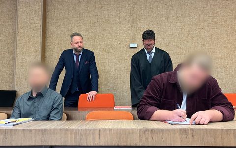 Die beiden Angeklagten schwiegen zunächst. - Foto: Britta Schultejans/dpa