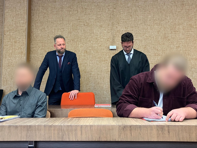 Die beiden Angeklagten schwiegen zunächst. - Foto: Britta Schultejans/dpa