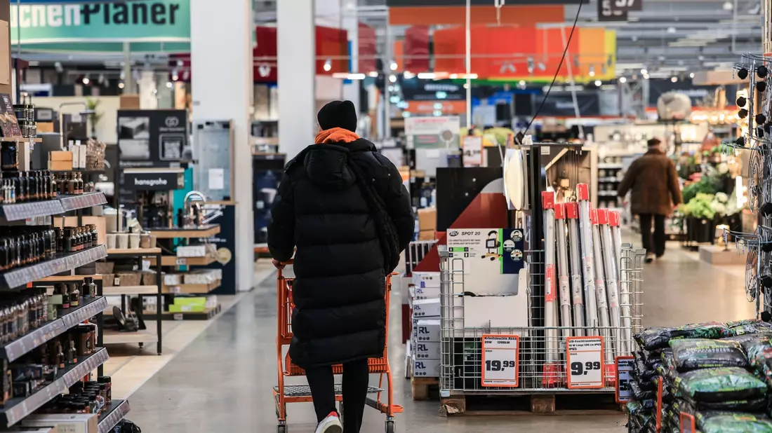 Viele Verbraucher kaufen Baumarktprodukte nicht mehr im Baumarkt, sondern in anderen Geschäften. - Bild: Oliver Berg/dpa