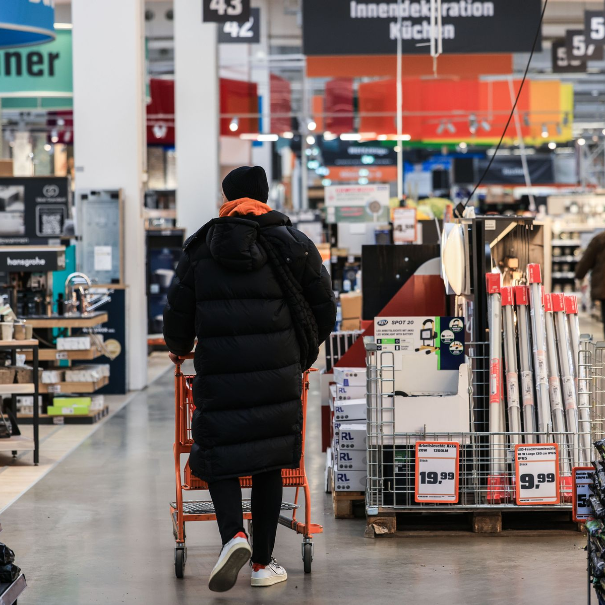 Viele Verbraucher kaufen Baumarktprodukte nicht mehr im Baumarkt, sondern in anderen Geschäften. - Foto: Oliver Berg/dpa