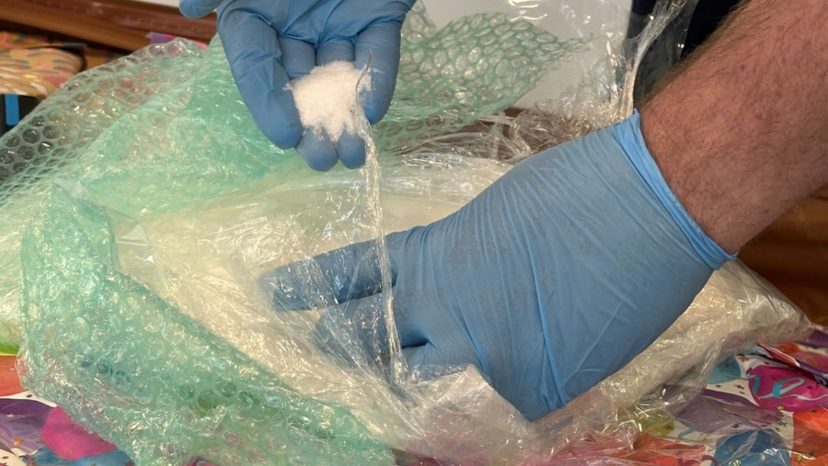 HZA-K: Kölner ZOLL findet rund 58 Kilogramm Partydrogen in goldenen Gartenzwergen und bei Schmuggler in Taxi / Ketamin mit einem Straßenverkaufswert von mehr als 2,3 Millionen Euro - Foto: presseportal.de