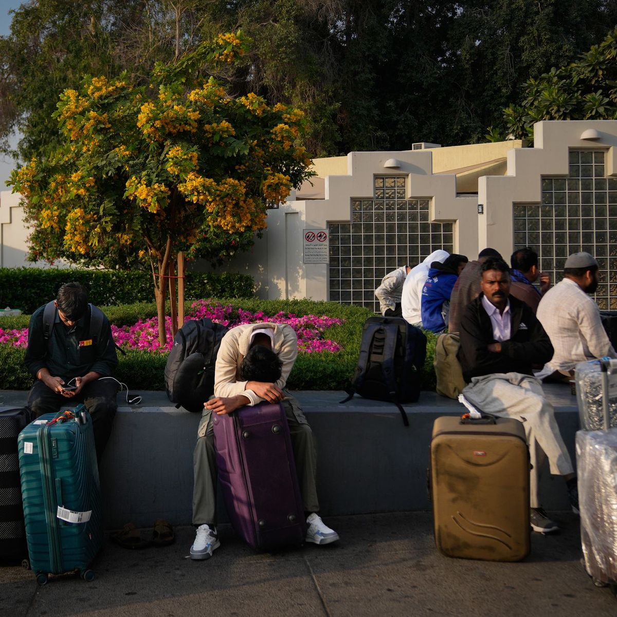 Für viele Menschen in den Golfstaaten - ob Besucher oder Bewohner - sind die iranischen Angriffe ein Schock. (Archivbild) - Foto: Altaf Qadri/AP/dpa