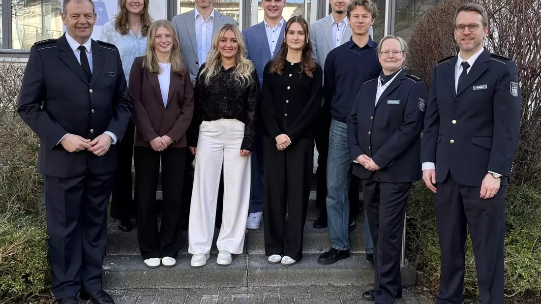 HZA-BI: Berufseinsteiger beim Hauptzollamt Bielefeld/Mit Vereidigung am Sonntag feierlicher Start der Nachwuchskräfte - Bild: presseportal.de