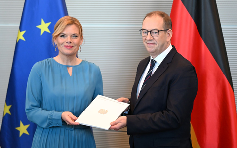 Der Wehrbeauftragte übergibt den Jahresbericht 2025.  - Foto: Elisa Schu/dpa