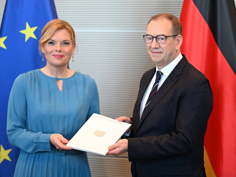 Der Wehrbeauftragte übergibt den Jahresbericht 2025.  - Foto: Elisa Schu/dpa