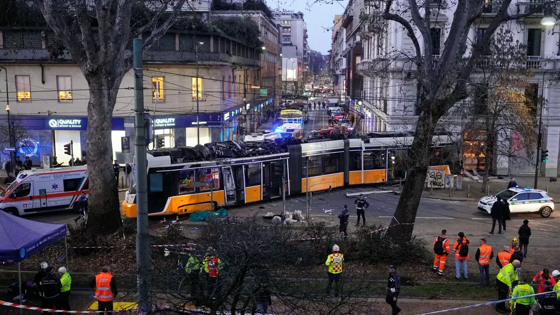 Die voll besetzte Straßenbahn war an einer Kreuzung entgleist, sie kam erst im Eingangsbereich eines Restaurants zum Stehen. - Bild: Luca Bruno/AP/dpa