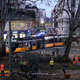Die voll besetzte Straßenbahn war an einer Kreuzung entgleist, sie kam erst im Eingangsbereich eines Restaurants zum Stehen. - Foto: Luca Bruno/AP/dpa
