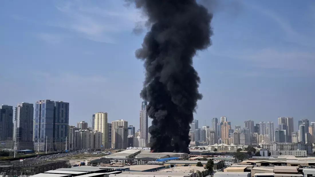 Dubai gerät ähnlich wie andere Metropolen am Golf seit Tagen unter Beschuss. (Archivbild) - Bild: Altaf Qadri/AP/dpa