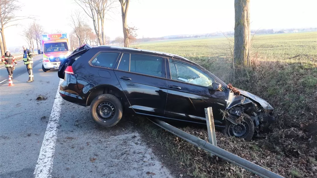 POL-HX: Fahrer leicht verletzt, VW Golf Totalschaden - Bild: presseportal.de