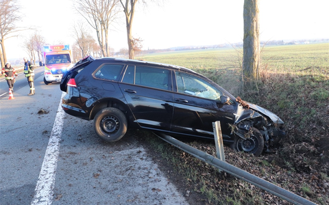 POL-HX: Fahrer leicht verletzt, VW Golf Totalschaden - Foto: presseportal.de