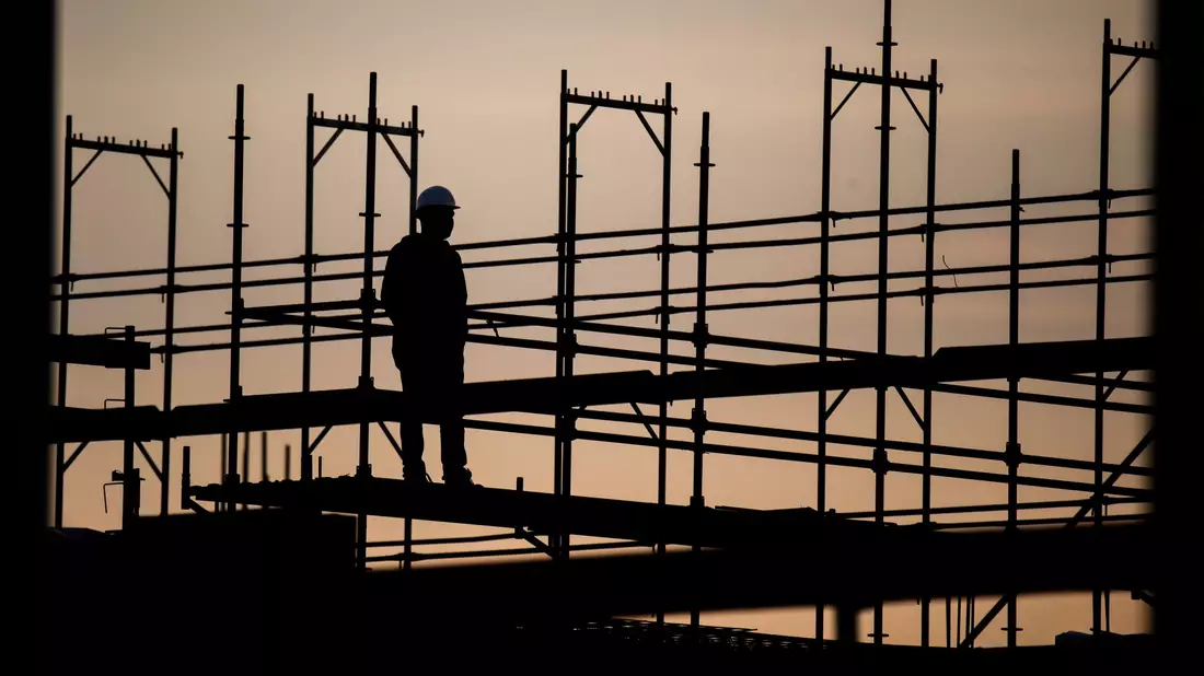 Viele EU-Arbeitskräfte - hier eine Szene einer Baustelle - kommen zum Arbeiten nach Deutschland. (Symbolfoto) - Bild: Julian Stratenschulte/dpa