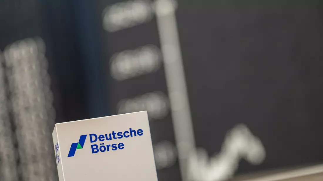 An der Börse sinken die Kurse.  - Bild: Andreas Arnold/dpa