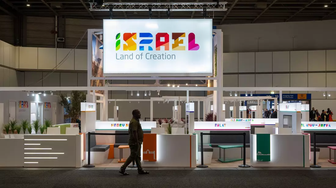 Israel hat seine Teilnahme an der ITB in Berlin aufgrund der aktuellen Lage in Nahost abgesagt. Der israelische Stand steht daher menschenleer in einer Messe-Halle. - Bild: Soeren Stache/dpa