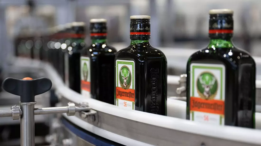 Jägermeister trotzt dem schwachen Markt und verkauft deutlich mehr Flaschen seines Kräuterlikörs. (Archivbild) - Bild: Sebastian Kahnert/dpa