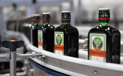 Jägermeister trotzt dem schwachen Markt und verkauft deutlich mehr Flaschen seines Kräuterlikörs. (Archivbild) - Foto: Sebastian Kahnert/dpa