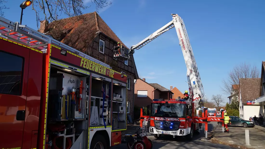 FW Wathlingen: Feuer im Treppenraum - 2 Menschen durch Feuerwehr gerettet - Bild: presseportal.de