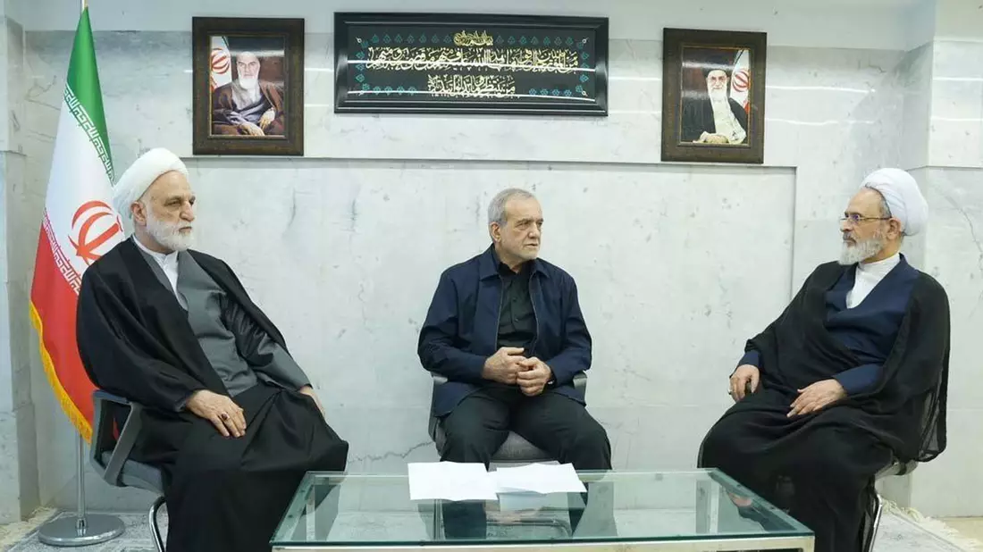 Nach der Tötung Chameneis muss sich der iranische Machtapparat neu aufstellen. - Bild: -/Iranian Presidency Office Apaim/APA Images via ZUMA Press Wire/dpa