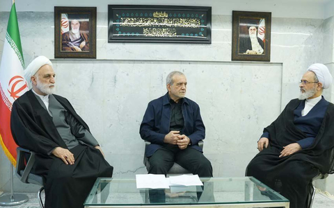 Nach der Tötung Chameneis muss sich der iranische Machtapparat neu aufstellen. - Foto: -/Iranian Presidency Office Apaim/APA Images via ZUMA Press Wire/dpa