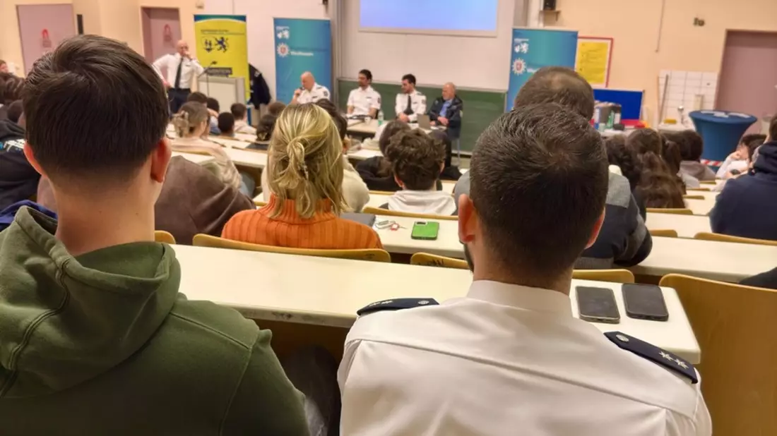 POL-WI: Veranstaltung der Dialogreihe Cops im Dialog - Polizei und Schule im Austausch in Wiesbaden - Bild: presseportal.de