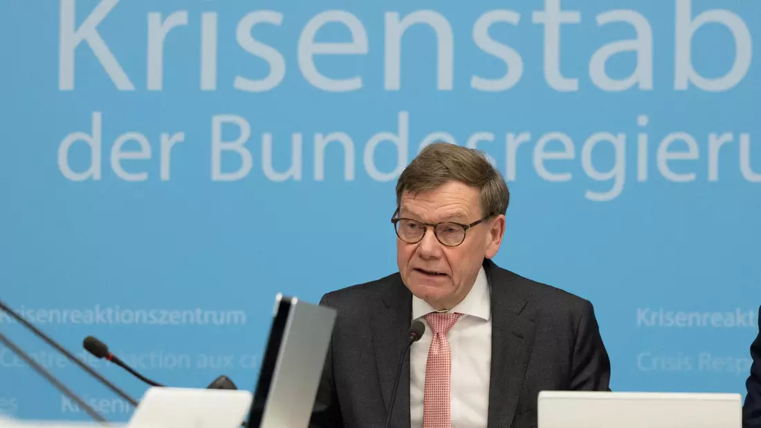Außenminister Johann Wadephul (CDU) hatte am Montag nach einer Sitzung des Krisenstabes der Bundesregierung Charterflüge zur Rückholung von besonders verletzlichen Menschen unter den in Nahost gestrandeten Deutschen angekündigt. (Archivbild) - Bild: Axel Schmidt/Reuters Pool/dpa