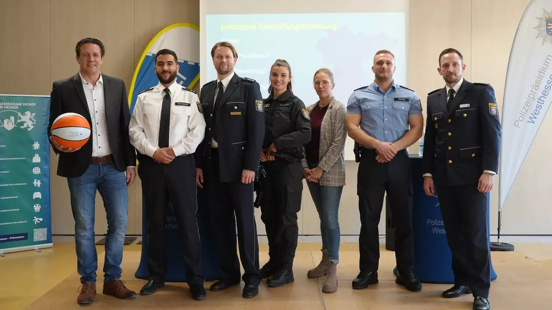POL-MTK: Veranstaltung der Dialogreihe Cops im Dialog - Austausch zwischen Polizei und Jugendlichen an der Eschborner Heinrich-von-Kleist-Schule - Bild: presseportal.de