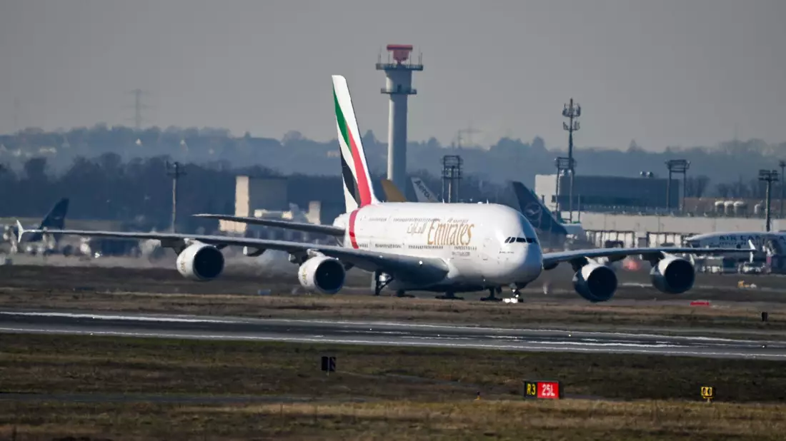 Das Flugzeug landete um kurz nach 13.30 Uhr. - Bild: Florian Wiegand/dpa