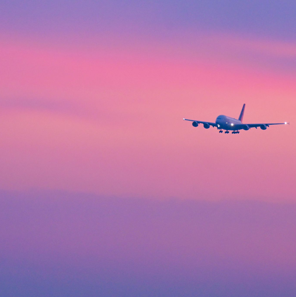 Tui und andere Anbieter arbeiten an Rückholflügen, doch gesperrte Lufträume erschweren die Planung. - Foto: Malin Wunderlich/dpa