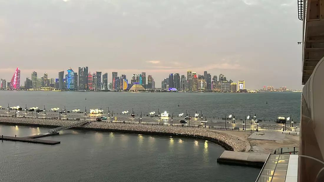 Blick auf die Skyline von Doha. Hier liegt das Kreuzfahrtschiff «Mein Schiff 5» aufgrund des Iran-Krieges im Hafen fest. - Bild: Lana Dörrer/privat/dpa