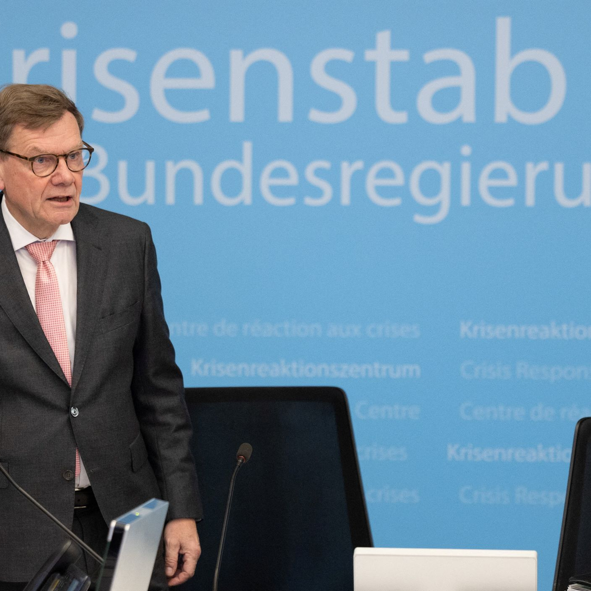 Wadephul bei der Sichtung des Krisenstabes der Bundesregierung im Auswärtigen Amt. - Foto: Axel Schmidt/Reuters Pool/dpa