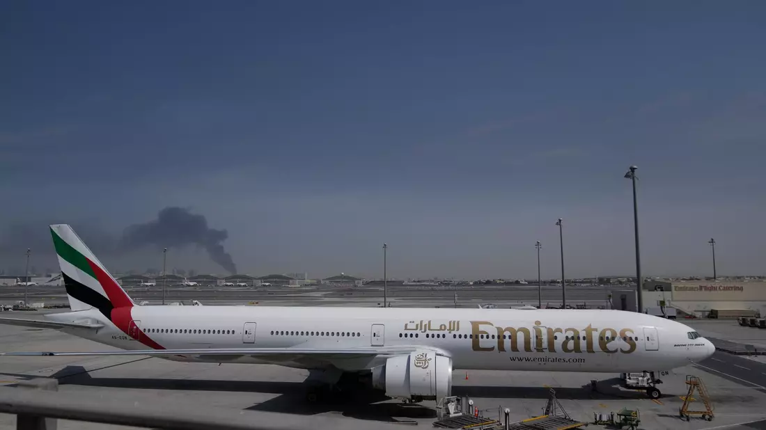 Stillstand auf dem Vorfeld: Am Flughafen Dubai kommt es infolge der angespannten Lage im Nahen Osten zu massiven Einschränkungen im Flugverkehr. (Archivbild) - Bild: Altaf Qadri/AP/dpa