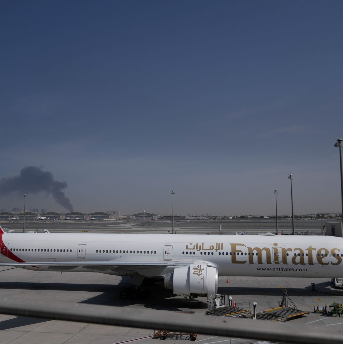 Stillstand auf dem Vorfeld: Am Flughafen Dubai kommt es infolge der angespannten Lage im Nahen Osten zu massiven Einschränkungen im Flugverkehr. (Archivbild) - Foto: Altaf Qadri/AP/dpa