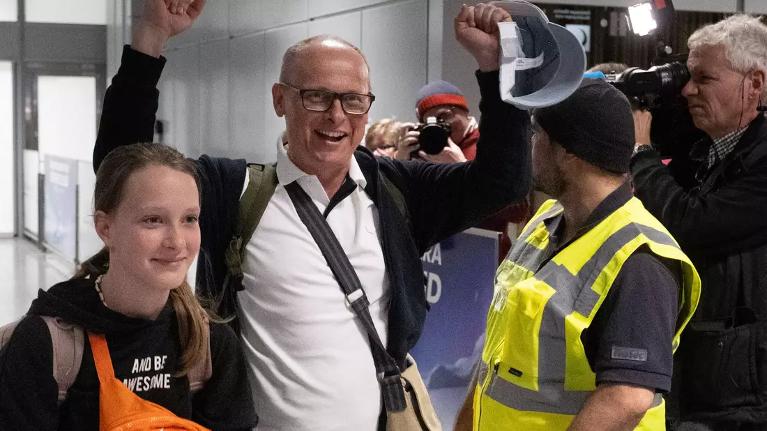 Der Flieger landete kurz nach 13.30 Uhr. - Bild: Boris Roessler/dpa